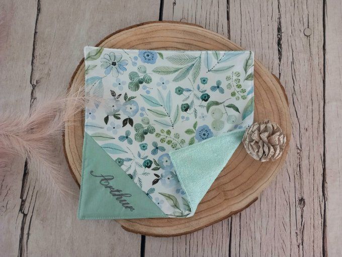 Serviette de table 30 x 30 cm fleurs bleues / uni vert clair / broderie grise