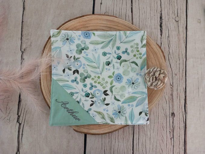 Serviette de table 30 x 30 cm fleurs bleues / uni vert clair / broderie grise