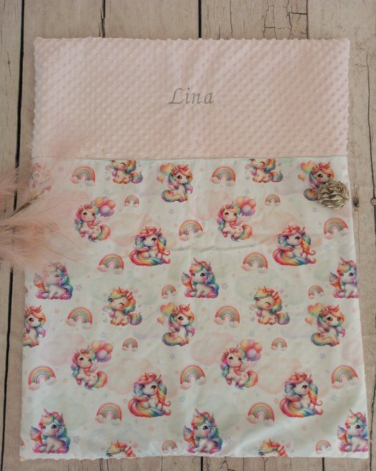 Couverture personnalisée bébé licorne / minky rose clair / prénom gris