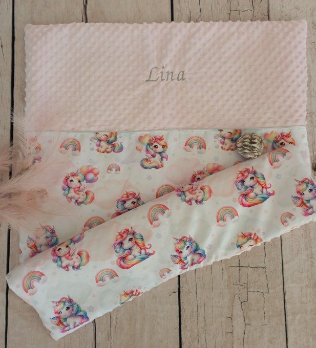 Couverture personnalisée bébé licorne / minky rose clair / prénom gris