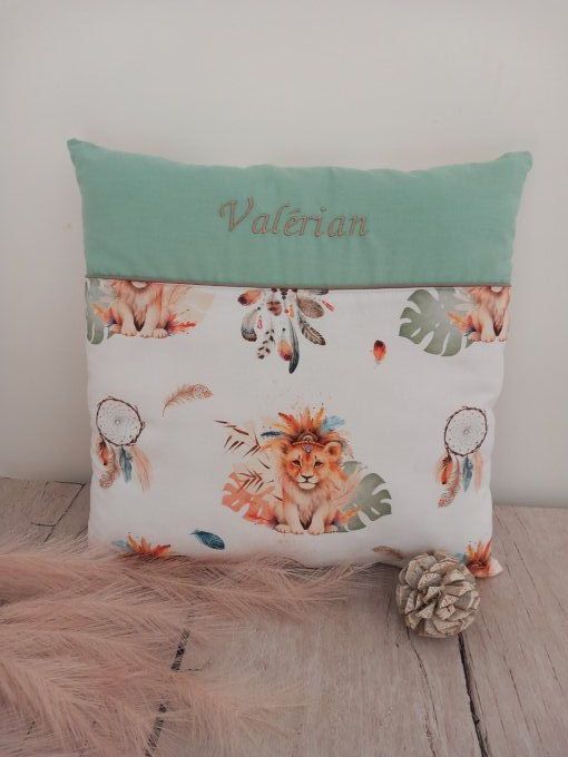 Coussin personnalisé 40 x 40 cm lion boho / uni vert clair